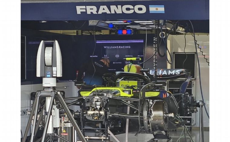 El box de Williams tiene el nombre del piloto argentino y su bandera