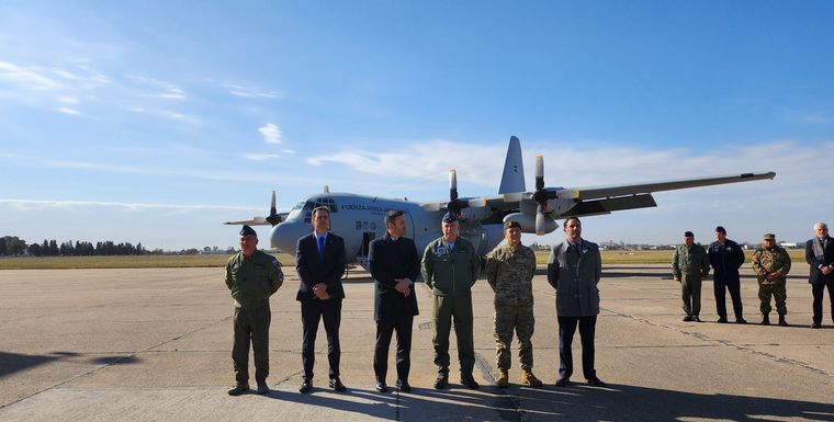 Con la presencia del ministro Luis Petri, FAdeA entregó un avión Hércules i