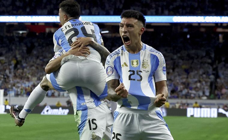 Lisandro Martínez hizo el 1 a 0 de Argentina ante Ecuador (Foto: Noticias Argentinas)