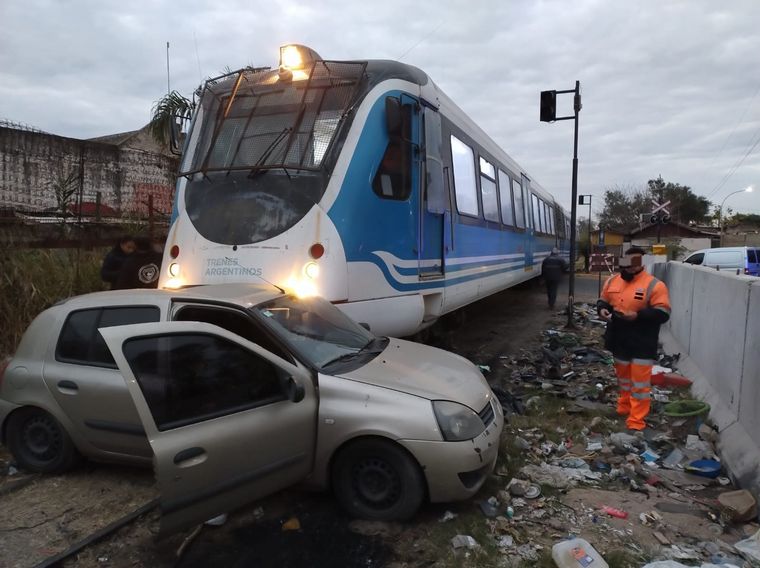 Dos heridos al chocar un tren con un auto.