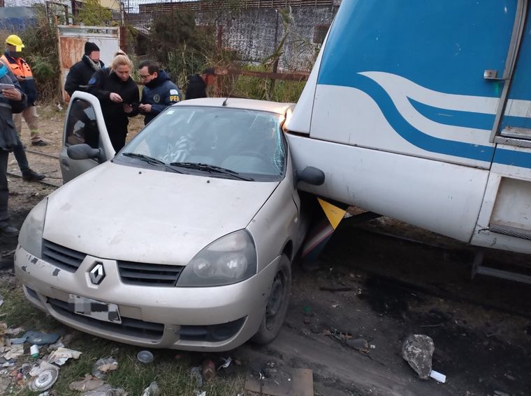 Dos heridos al chocar un tren con un auto.