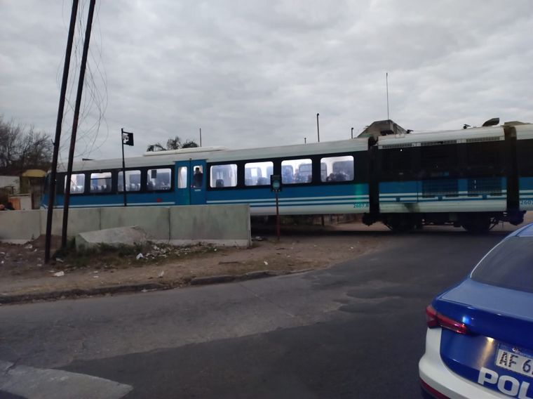 Dos heridos al chocar un tren con un auto.