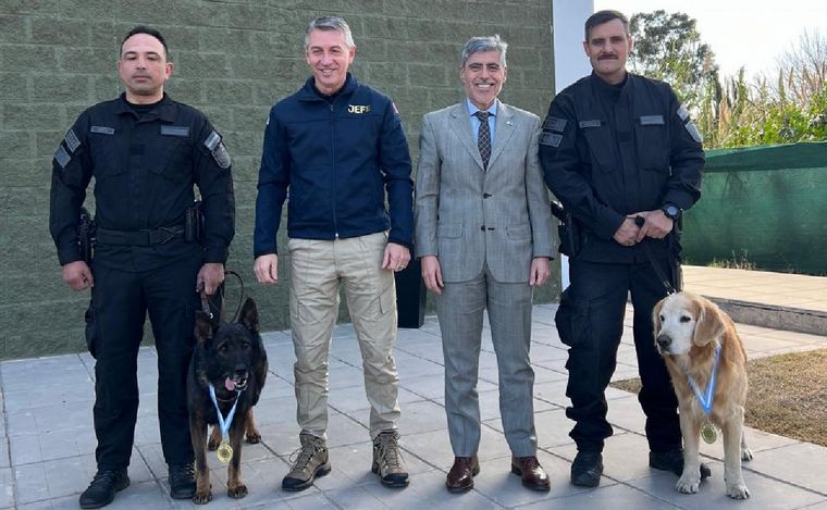 Tango (ovejero alemán) y Valtro (golden retriever). (Foto: Policía de Córdoba)