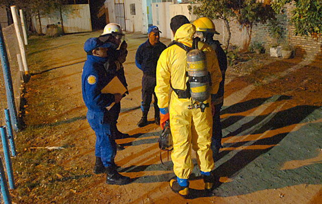 Con trajes especiales, los bomberos lograron sofocar el escape de gas amoníaco.