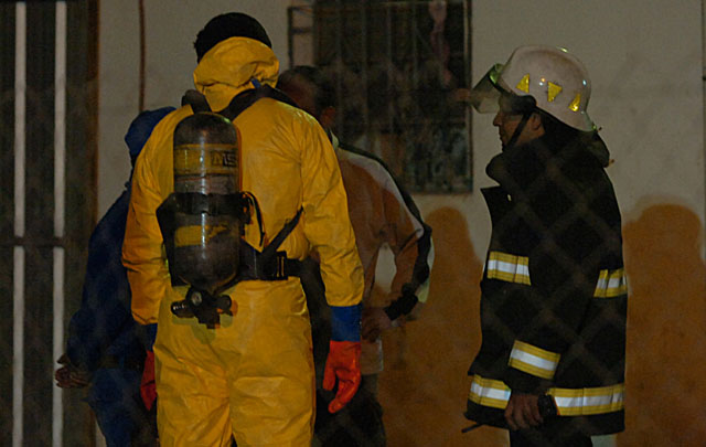 Con trajes especiales, los bomberos lograron sofocar el escape de amoníaco.
