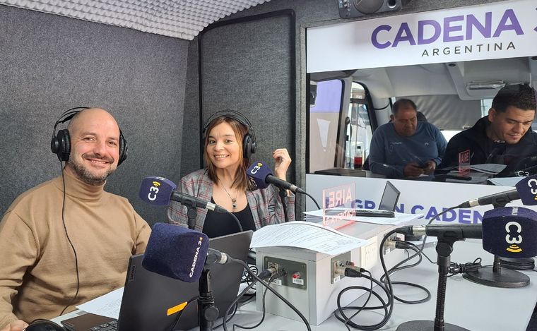 Alejandro Bustos y Silvina Ledesma conducen este viernes Viva la Radio.