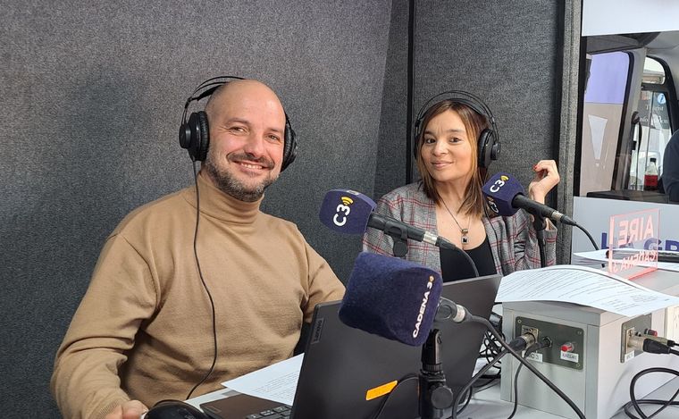 Alejandro Bustos y Silvina Ledesma conducen este viernes Viva la Radio.
