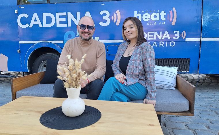 Alejandro Bustos y Silvina Ledesma conducen Viva la Radio.
