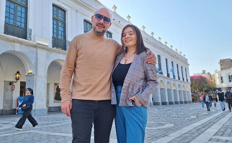 Alejandro Bustos y Silvina Ledesma conducen Viva la Radio.