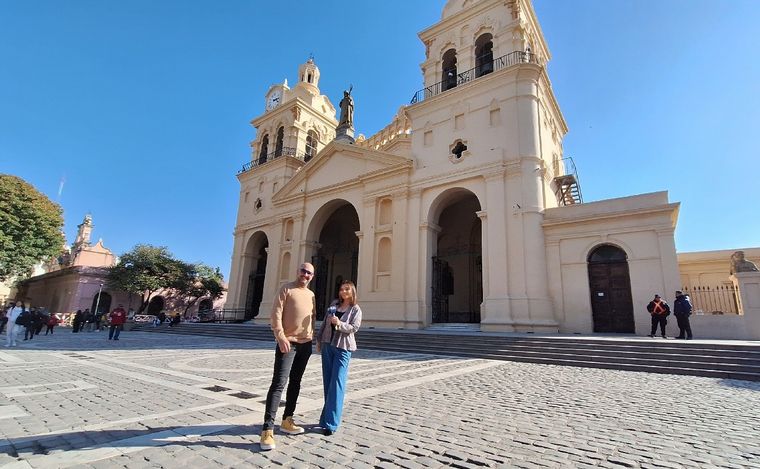 Alejandro Bustos y Silvina Ledesma conducen Viva la Radio.