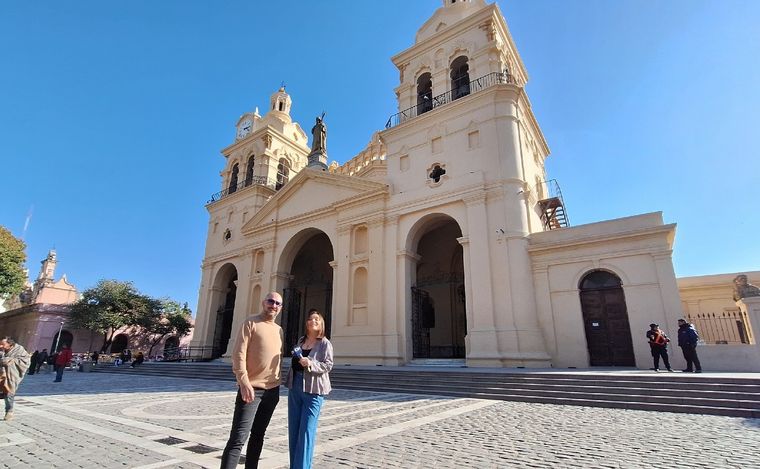 Alejandro Bustos y Silvina Ledesma conducen Viva la Radio.