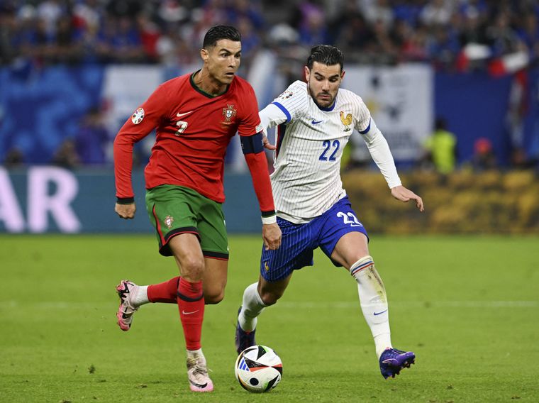 Cristiano Ronaldo ante la marca de Theo Hernández. (Foto: NA)