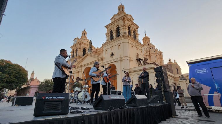 Viva la Radio celebra desde la Plaza San Martín. 