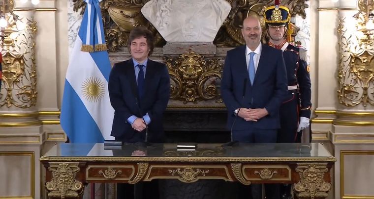 Sturzenegger juró como ministro de Desregulación del Estado.