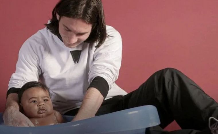 Messi bañando a Lamine Yamal. (Foto:Sport)