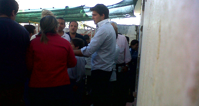 Leandro Penna y su novia Katie Price entregaron un cargmento con ropas. 