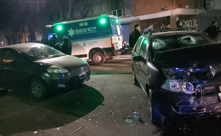 Fuerte siniestro de madrugada en Rosario dejó siete heridos: uno está grave.