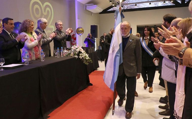 Alfredo Miroli, el abanderado de los médicos que cumplieron 50 años de recibidos.