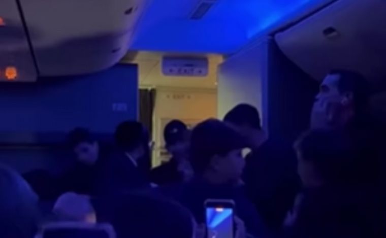 Así vivió Barili la emocionante tanda de penales por Cadena 3 desde un avión.