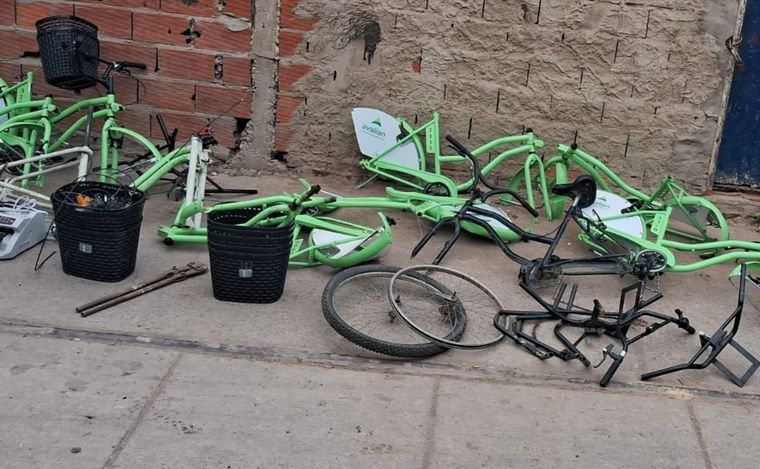 Los cuadros verdes de las bicicletas municipales. 