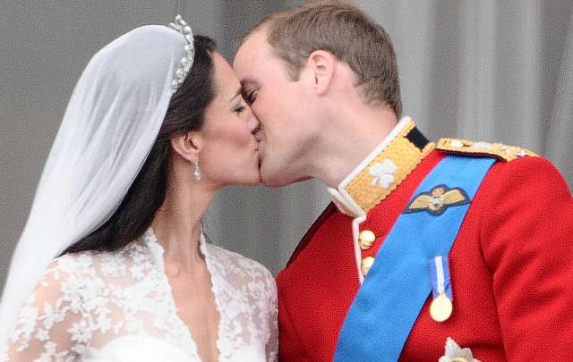 El beso real de Kate Middleton y William en el balcón del palacio de Buckingham.