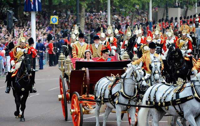 El recorrido nupcial fue acompañado por miles de ingleses.