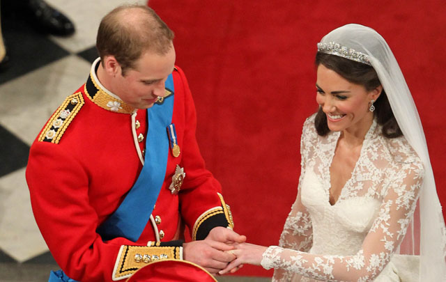 El príncipe entregó el anillo a su flamante esposa. El no llevará alianza.