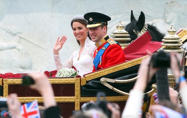 William y Kate, saludaron a miles de personas luego de dar el sí.