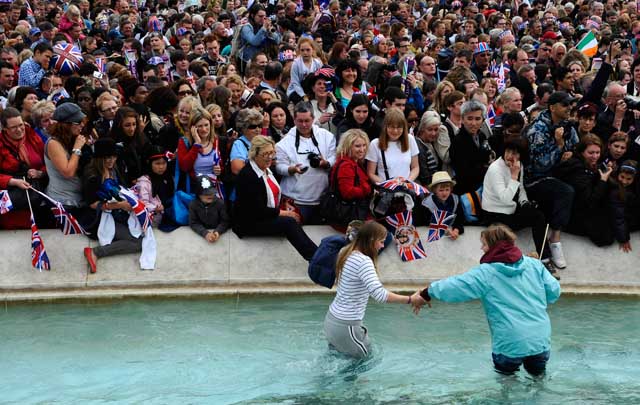 Todo valió a la hora de estar cerca de la pareja real.
