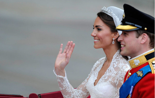 Kate Middleton lució radiante y natural con un vestido de novia auténticamente british.