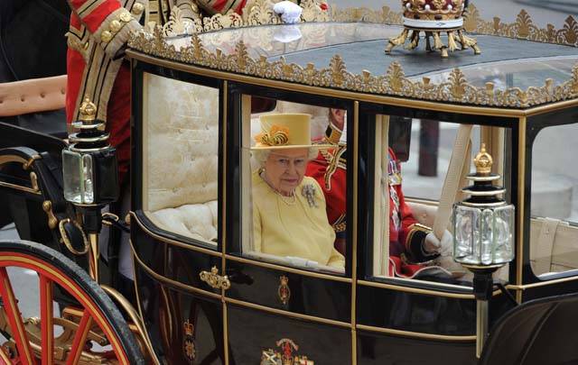 La Reina Isabel llegó a la boda de su nieto  y sucesor al trono de Inglaterra.