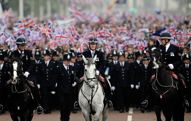 Una multitud esperó a  los novios en las inmediaciones de la Abadía de Westminster.