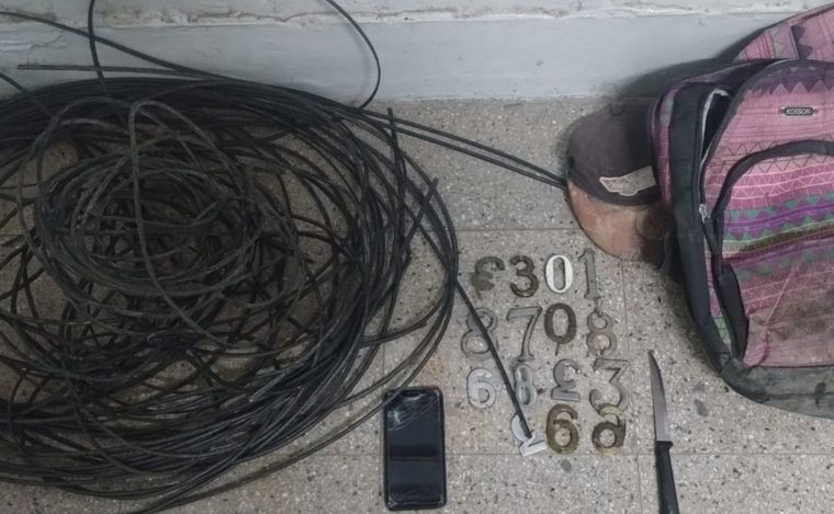 Parte de los cables secuestrados por la Policía de Santa Fe. 