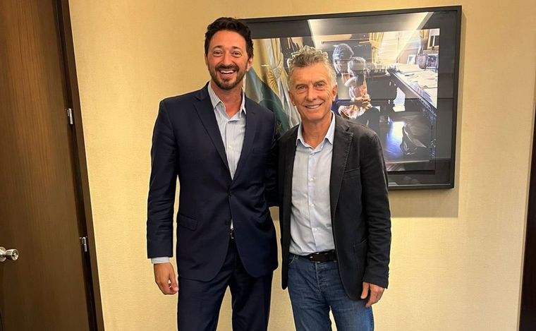 Martín Yeza, presidente de la Asamblea Nacional del PRO, junto a Mauricio Macri.