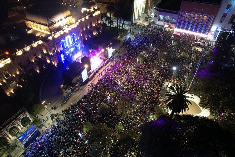 El edificio de la Gobernación en la Plaza Independencia en Tucumán.