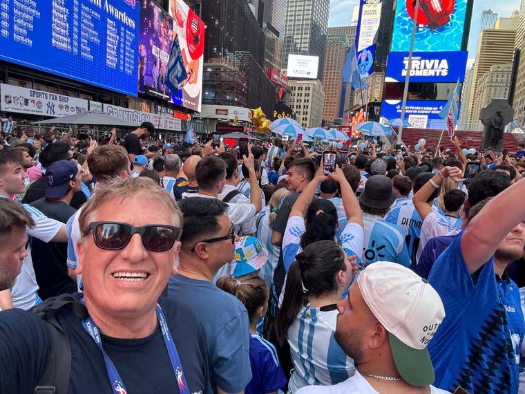 Banderazo argentino en Times Square.