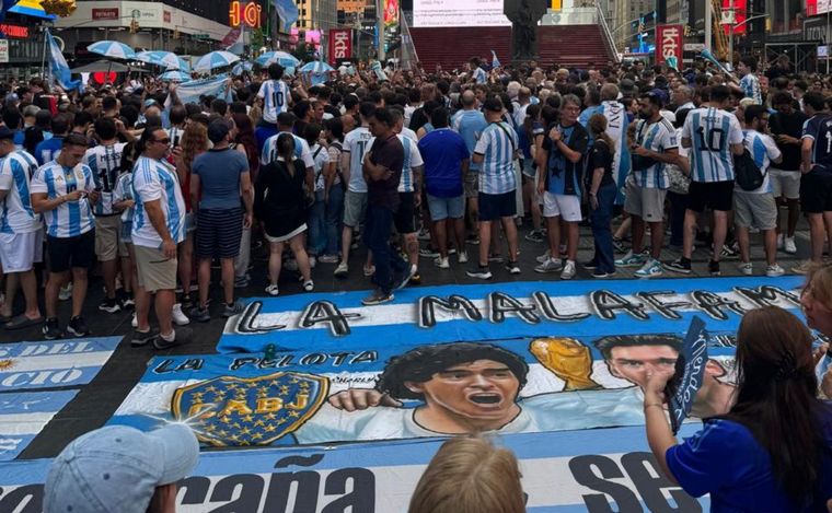 Banderazo argentino en Times Square.