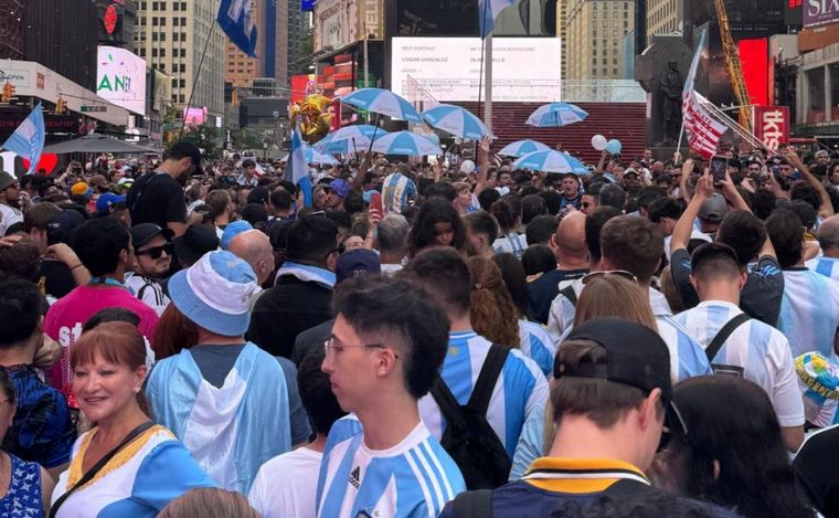 Banderazo argentino en Times Square.