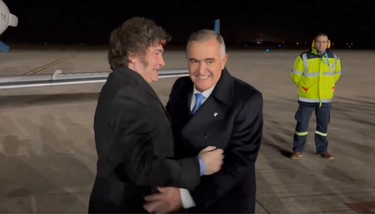 Milei fue recibido por Jaldo en Tucumán.