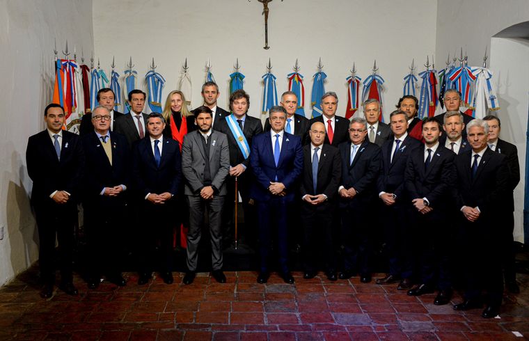 Javier Milei junto a los 18 gobernadores que firmaron el Pacto. (@CasaRosada)