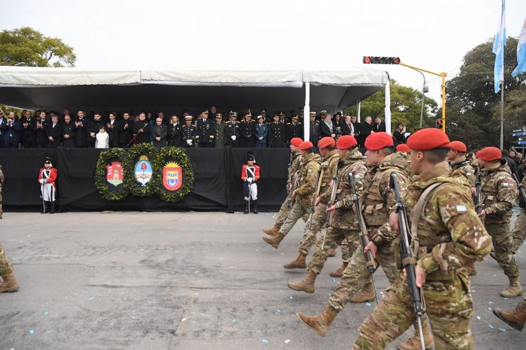 Martín Llaryora encabezó el desfile cívico-militar en Río Tercero.