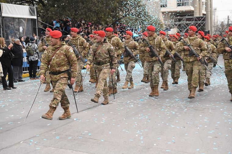Martín Llaryora encabezó el desfile cívico-militar en Río Tercero.