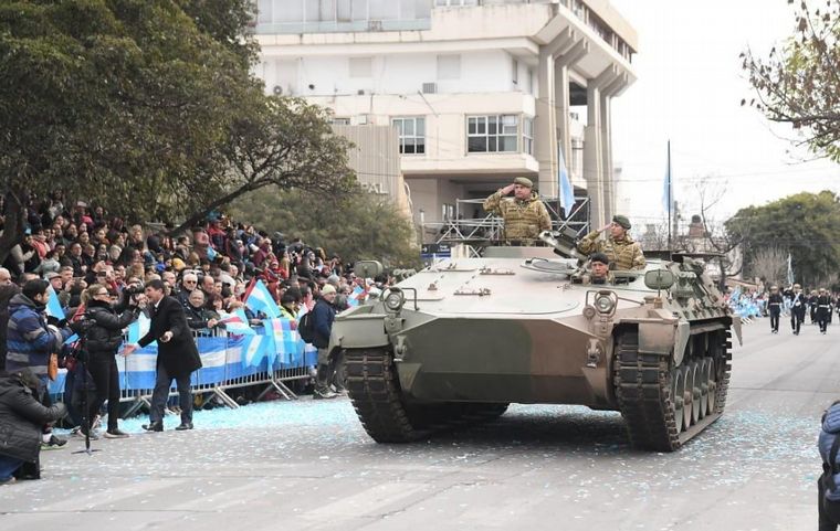 Martín Llaryora encabezó el desfile cívico-militar en Río Tercero.