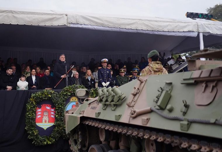 Martín Llaryora encabezó el desfile cívico-militar en Río Tercero.