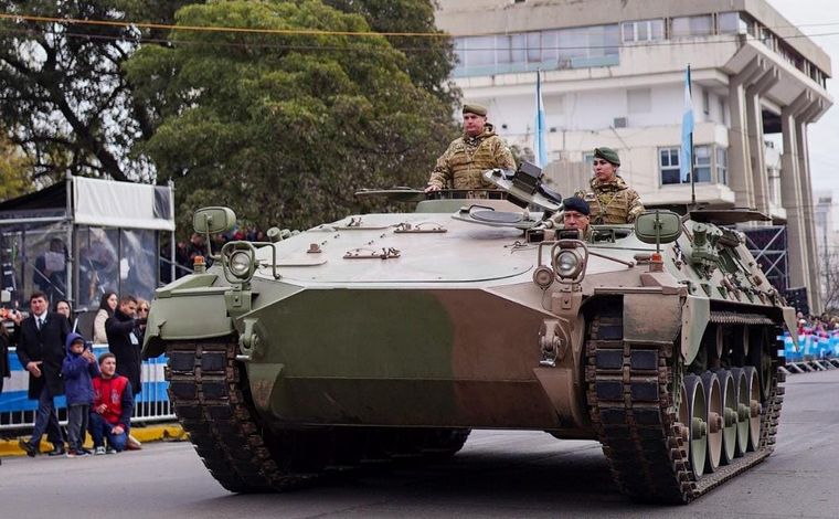 Martín Llaryora encabezó el desfile cívico-militar en Río Tercero.