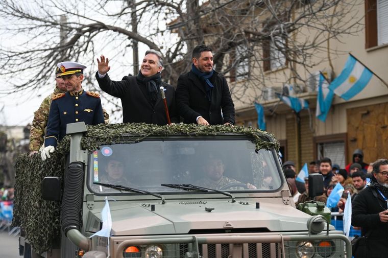 Martín Llaryora encabezó el desfile cívico-militar en Río Tercero.
