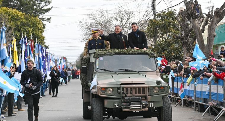 Martín Llaryora encabezó el desfile cívico-militar en Río Tercero.
