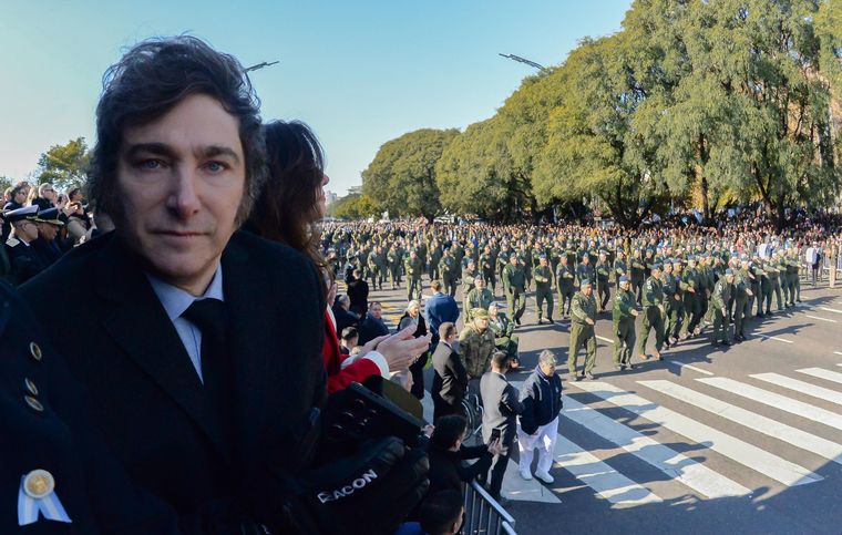 Milei asiste al desfile militar en el Día de la Independencia
