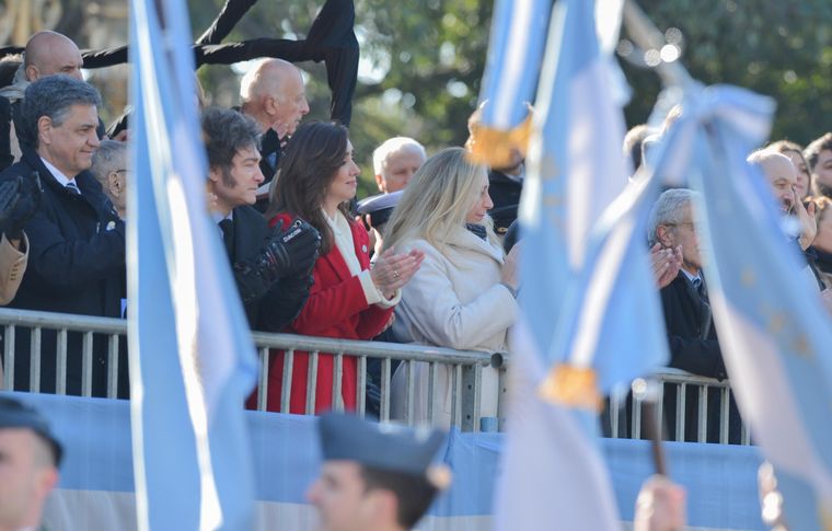 Milei asiste al desfile militar en el Día de la Independencia