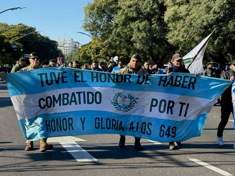 Milei asiste al desfile militar en el Día de la Independencia